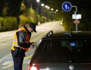 Bei der Kontrolle stellte sich heraus, dass die beiden Männer im Auto mutmassliche Drogendealer waren. (Symbolbild) (Bild: Stefan Kaiser / Neue ZZ)