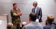 Der stellvertretende Chef der Armee, Aldo C. Schellenberg (links), im Gespräch mit Moderator Marco Meier. (Bild: Werner Schelbert (Zug, 11. Oktober 2017))