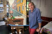 Werner Vogel mit dem Originalbild. (Bild: Isabelle Jost (Luzern, 4. Juli 2017))