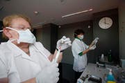 Impfaktion gegen die Schweinegrippe im November 2009 im Kantonsspital Baar. (Bild Stefan Kaiser/Neue ZZ)