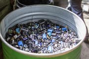 Bei der Rückgabe alter Batterien gibt es im Kanton Schwyz noch viel Verbesserungspotential. (Bild: Keystone / Gaetan Bally)