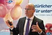 Emmi-CEO Urs Riedener an der Bilanzmedienkonferenz. (Bild: Thomas Delley/Keystone (Luzern, 22. März 2017))