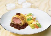 Perfekt zubereitet: Schweinsfilet im Teig. Anders als im Rezept wurde hier der Sauce noch etwas Gemüse beigegeben. (Bild: Proviande)