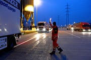 Die Kantonspolizei Uri führt eine Kontrolle beim Schwerverkehrszentrum in Erstfeld durch. (Bild: Nadja Schärli / Archiv LZ)