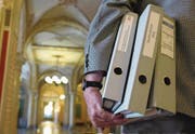 Ein Bundesbeamter ist mit seinen Akten im Bundeshaus West in Bern unterwegs zu einer Sitzung. (Symbolbild: Monika Flückiger/Keystone)