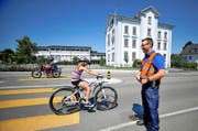 In Rain ist das Schuljahr bereits wieder gestartet: Andreas Erni, Chef Verkehrsinstruktor Luzerner Polizei, beobachtet gestern Nachmittag vor dem Schulhaus den Verkehr. (Bild Corinne Glanzmann)