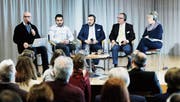 Diskutieren Unterschiede und Gemeinsamkeiten zwischen den Religionen (von links): Johannes Vetter, Serkan Yapici, Imam Hasan Övmek (von der Moschee Baar) sowie Farouk und Schéhérazad Mesli. (Bild: Stefan Kaiser (Baar, 4. Februar 2018))