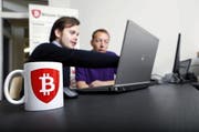 Im Lättich in Baar ist die Firma Bitcoin Suisse zu Hause. Im Bild Betriebsleiter Nicolai Oster (links) und Technologie-Chef Christian Holm. (Bild: Werner Schelbert / Neue ZZ)