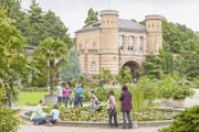 Das Torhaus im Botanischen Garten von Karlsruhe.
