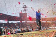 Mit Leib und Seele dabei: Coldplay-Sänger Chris Martin im bunten Blätterrausch. (Bild: Dominik Wunderli)
