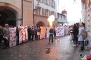 Eine Feuerkünstlerin im Einsatz (Bild: Ramona Geiger / luzernerzeitung.ch)