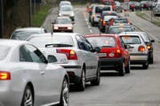 Der Feierabendverkehr staut sich rund um die Stadt. (Bild: Archiv / Neue LZ)