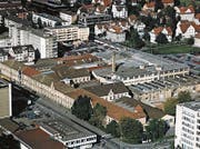 Wo früher einst ein Gebäude der Metallwarenfabrik stand (kleines Bild), befindet sich nun seit 30 Jahren die Einkaufsallee Metalli. (Bilder: Werner Schelbert/PD)