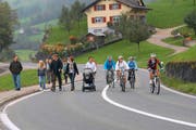 Ob alt, ob jung - zu Fuss oder auf dem Velo: Der dritte Schwyzer Slow-up fand trotz dürftigem Wetter grossen Anklang und lockte Tausende auf die eigens gesperrten Strassen. (Bild: Archiv Neue SZ)
