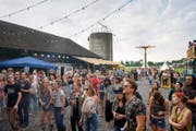 In der Stadelmatt in Hünenberg ging das erste Silo-Festival über die Bühne – ganz und gar handyfrei. (Bild Maria Schmid)