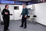 Zwei Busfahrer diskutieren im geräumten Raum über die aktuelle Situation. (Bild Werner Schelbert/Neue ZZ)