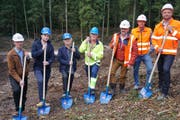 Spatenstich zur neuen Trinkwasser-Anlage (von links): Thomas Zemp, Gemeinderat Baudepartement, Raffael Büchler, Pius Portmann, Ingenieurgemeinschaft Lopp/ewp, Roman Heer, Brunnenmeister, Remigi Niederberger, Leiter Tiefbau, Martin Leimbach, Admir Alic, Anliker AG Bauunternehmung (Bild: PD)