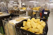 Fondue-Produktion bei Emmi (Symbolbild). (Bild: PD)