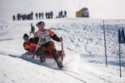 Legen sich in die Kurve: Roman Holdener und Fabian Nussbaumer vom HMC Schwyz. (Bild: Dominik Wunderli (Sattel-Hochstuckli, 13. Januar 2018))