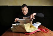 Weihnachtsgeschenke bereiten Matthias Sempach grosse Freude. Hier wird der Schwingerkönig mit Jänzimatter Alpkäse beschenkt. (Bild Corinne Glanzmann)