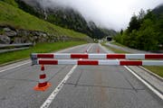 Wegen Belagsarbeiten wird die Gotthardpassstrasse an der Südseite während drei Nächten gesperrt. (Bild: Keystone)