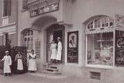 Heiri Höhn mit Angestellten vor seiner «Café-Conditorei H. Höhn» an der Alpenstrasse 7 in Zug im Jahr 1913. (Bild: zvg)