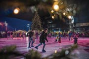 Die ersten Pirouetten auf dem Eisfeld beim KKL können ab Samstag gedreht werden. (Bild: Boris Bürgisser (Luzern, 19. Dezember 2016))