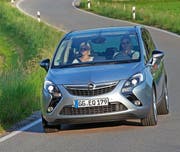 Wirkt sportlicher und moderner, als es das Bild vermuten lässt: der Opel Zafira Tourer mit der frechen v-förmigen Anordnung der Scheinwerfer und der Nebelleuchten.Bild Werk (Bild Werk)