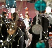 Rekordansturm: Das Verkaufspersonal im Detailhandel hat heute nochmals alle Hände voll zu tun. (Bild: Manuela Jans-Koch)