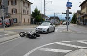 Das Motorrad blieb auf dem Gleis der Seetalbahn liegen. (Bild: PD/Luzerner Polizei)