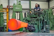 Ein 4.5. Meter hohes Bronzekreuz wird in der Muff Kirchturmtechnik AG in Triengen geschmiedet. (Bild: Dominik Wunderli / Neue LZ)