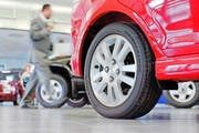 In der Zentralschweiz kann man sein Auto günstiger versichern als im Schweizer Durchschnitt. (Bild: Keystone/Gaetan Ball)
