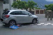 Beim Unfall kam auch ein Verkehrsschild unter die Räder. (Bild: PD)