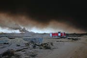 Die Feuerwehrleute haben nur Wasser, um die Brände zu bekämpfen. (Bild: Philipp Schmidli)