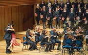 Luis Parra und Nicole Hansen tanzen zur Musik des Konzertchors Klangwerk und des Orchesters Santa Maria. (Bild: Eveline Beerkircher (24. Mai 2017))