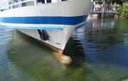 Auf Grund gelaufen: Das «MS Schwyz» am Ufer der Zuger Katastrophenbucht. (Bild: Zuger Polizei)