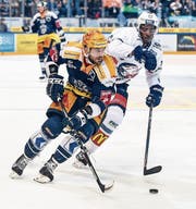Dave Sutter (rechts) bedrängt Zugs Viktor Stalberg. (Bild: Daniela Frutiger/Freshfocus (Zug, 10. März 2018))