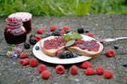 Sommerbeerenkonfitüre mit etwas Basilikum drin: Vielleicht, weil sie so kostbar ist, hat sie die Fotografin etwas zu sparsam aufs Brot gestrichen. (Bild Corinne Glanzmann)