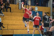 Muss die Saison wegen einer Schulterverletzung beenden: die 30-jährige Stanser Topskorerin Barbara Schiffmann, hier beim Sprungwurf. (Bild: Dominik Wunderli (Stans, 22. April 2017))