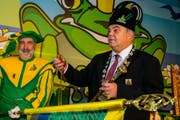 Der neue Wey-Zunftmeister Jörg Krähenbühl mit Fähnrich. (Bild: Heinz Steimann)