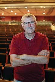 Hier im Saal des Theaters Uri wirkt Heinz Keller (62). Nun erhält er eine Auszeichnung für seine Arbeit. (Bild: Florian Arnold (Altdorf, 31. August 2017))