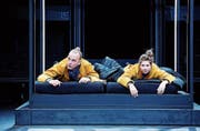 «Unterwerfung» überzeugt mit einer konzentrierten Inszenierung und den Darstellern Martin Butzke und Marie Bonnet. (Bild: Barbara Braun)