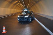 Das Auto erlitt Totalschaden. (Bild: Polizei Zug)