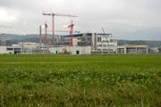 Sicht auf den Rohbau der neuen Produktionsstätte von Biogen in Luterbach. (Bild: Peter Schneider / Keystone)