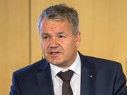 Felix Weber, Vorsitzender der Suva-Geschäftsleitung, erklärt in Luzern, wieso die Suva Reserven abgebaut und damit ein negatives Ergebnis in Kauf genommen hat. (Bild: KEYSTONE/ALEXANDRA WEY)