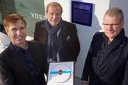 Sie wohnten der Enthüllung der Informationstafel bei: Bruno Heini, Präsident der Zuger Kirschtortengesellschaft, der Zuger Stadtpräsident Dolfi Müller und der Zuger Landammann Heinz Tännler. (Bild: pd)