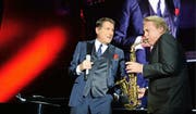 Weggefährten bis zum Schluss: Udo Jürgens und Pepe Lienhard bei einem der letzten gemeinsamen Konzerte (Tournee «Mitten im Leben», Salzburg, 2. Dezember 2014). (Bild: APA/Barbara Gindl)