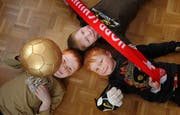 Drei der elf Kinder: Die Brüder Manuel, Michael und oben Marcel Schäffer (von links). (Bild Corinne Glanzmann/Neue NZ)
