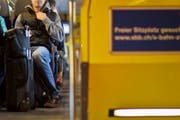Pendler am Morgen in einer Schweizer S-Bahn. (Bild: KEYSTONE/Gaetan Bally)