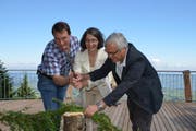 Martin Kempf, Gemeinderat von Menzingen, Regierungsrätin Manuela Weichelt und Paul Iten, Gemeinderat von Oberägeri machen an der Eröffnung der Plattform Kleinholz. (Bild: pd)